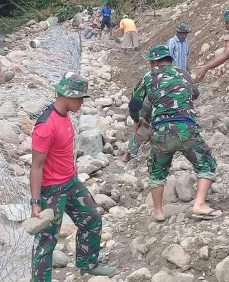 Cegah Longsong, Satgas TMM Kodim 0205/TK Pasang Bronjong Bersama Masyarakat.